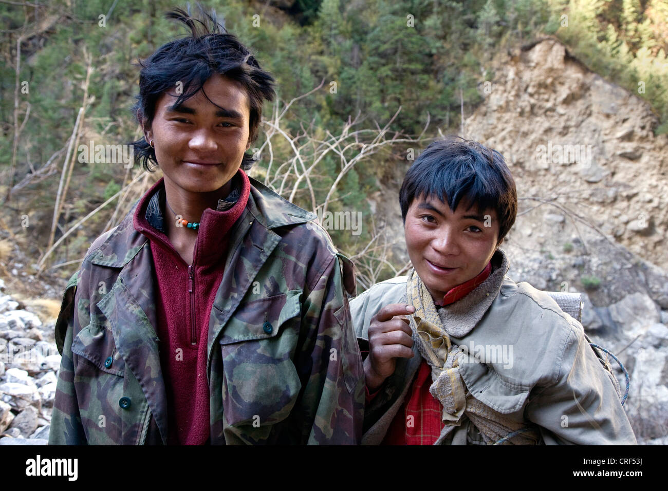 Gli abitanti di un villaggio nepalese in NAR PHU River Gorge, Nepal, Kathmandu, Annapurna Conservation Area Foto Stock
