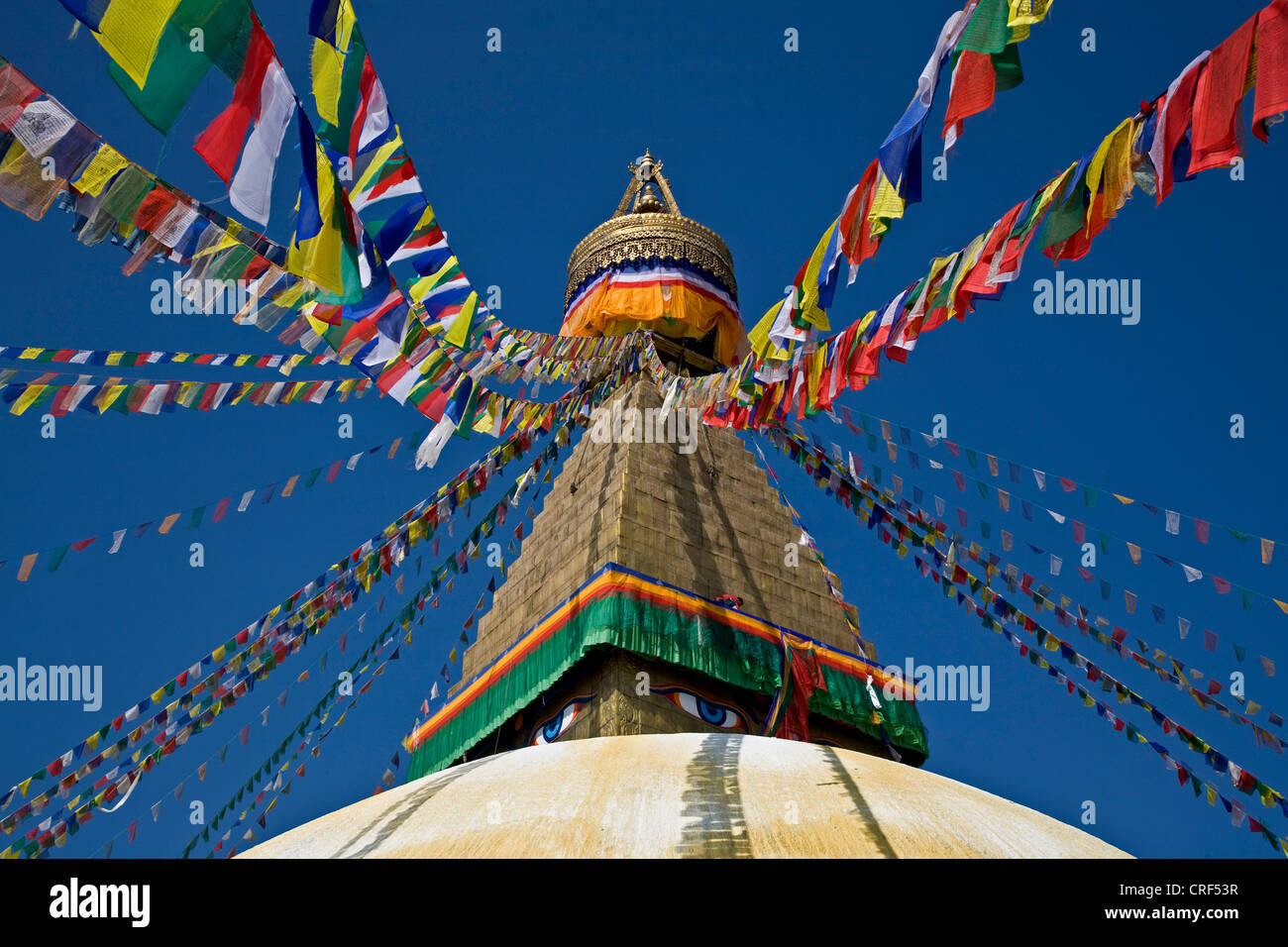 Buddista Tibetana bandiere di preghiera volare dalla cima di BODHANATH STUPA, Nepal, Kathmandu Foto Stock
