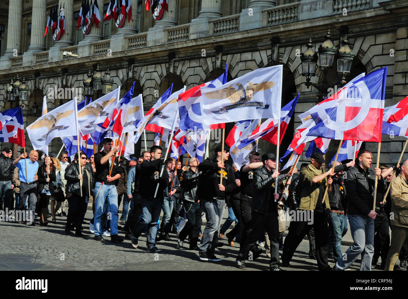I membri di una destra nazionalista del gruppo dimostrare su rue de Rivoli a Parigi dopo il maggio 2012 elezioni presidenziali Foto Stock
