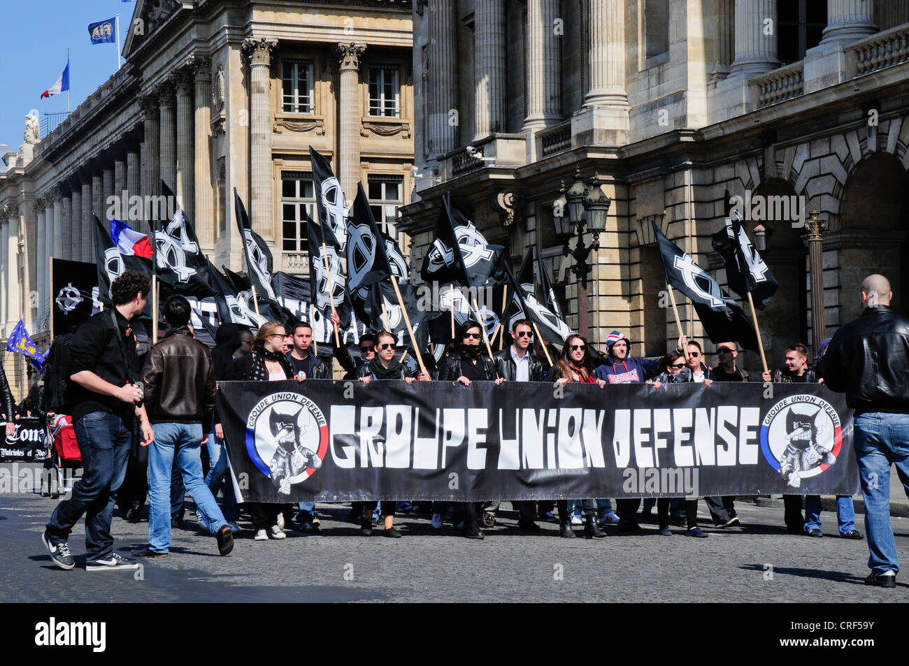 I membri di una destra nazionalista del gruppo dimostrare su rue de Rivoli a Parigi dopo il maggio 2012 elezioni presidenziali Foto Stock