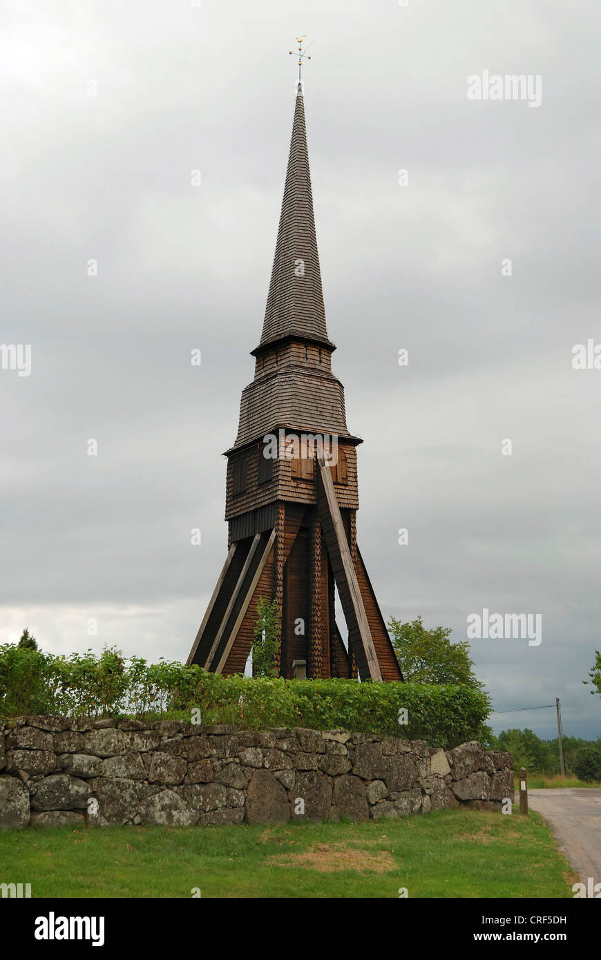 Free standing in legno torre campana della più antica chiesa di legno di Svezia Svezia, Smaland, Pelarne Foto Stock