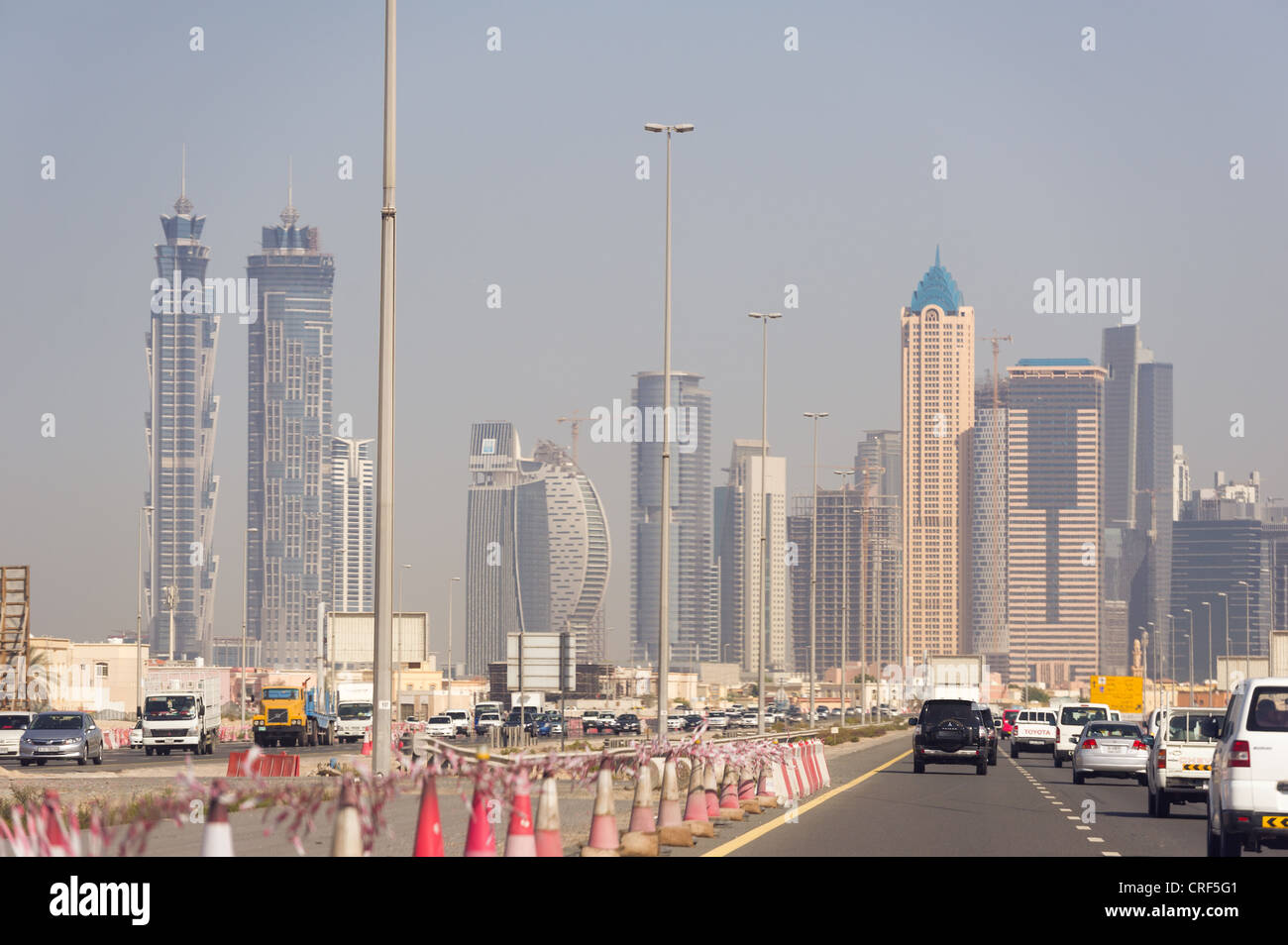 Sito di costruzione degli uomini al lavoro DUBAI city autostrada auto smog skyline drive calore Dubai Burj Regno Arabien Emirates EMIRATI ARABI UNITI blue sky archita Foto Stock