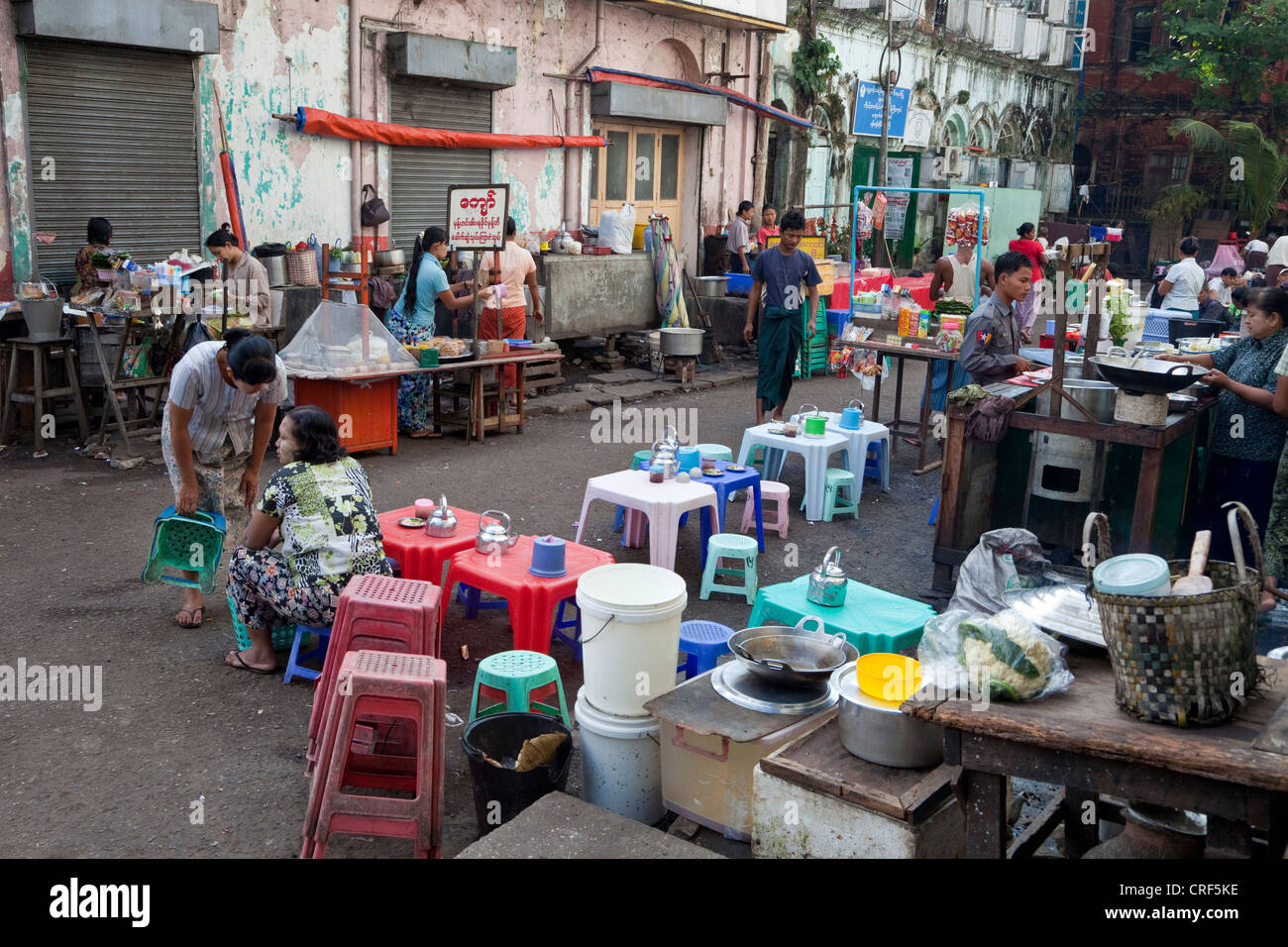 Myanmar Birmania, Yangon. Cucina di strada fornitori. Foto Stock
