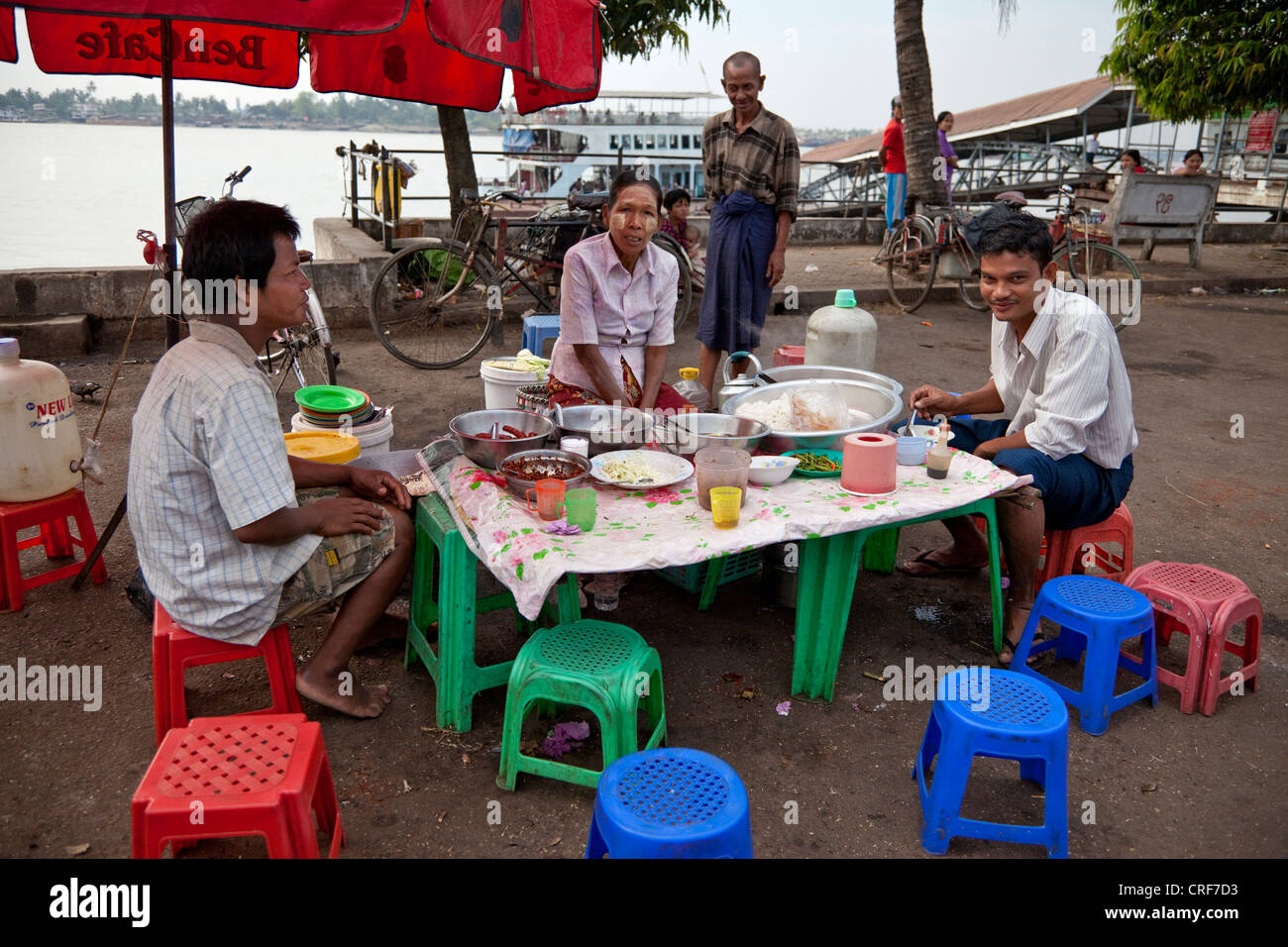 Myanmar Birmania, Yangon. Cucina di strada fornitore. Foto Stock