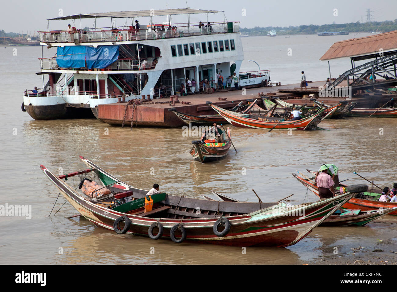 Myanmar Birmania, Yangon. Il traffico in barca sul fiume Yangon. Foto Stock