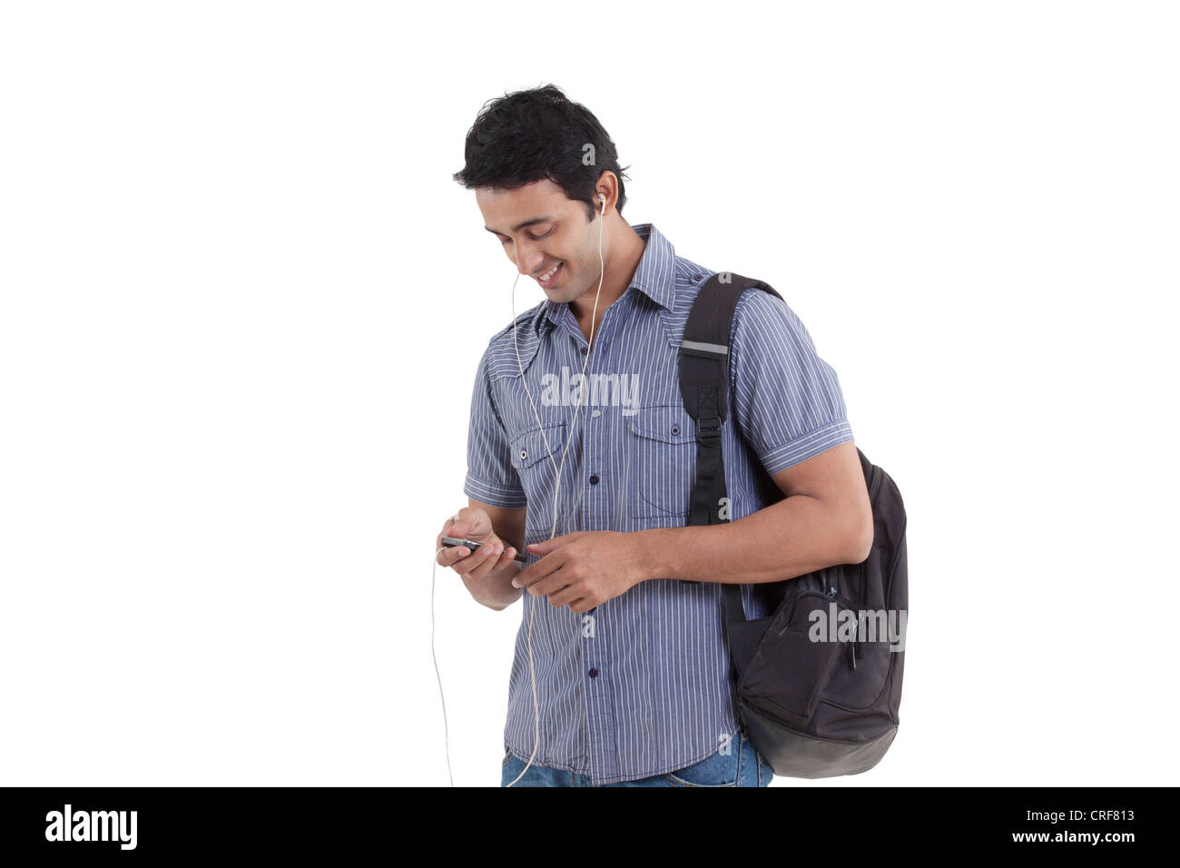 Sorridente giovane uomo ascoltare musica Foto Stock