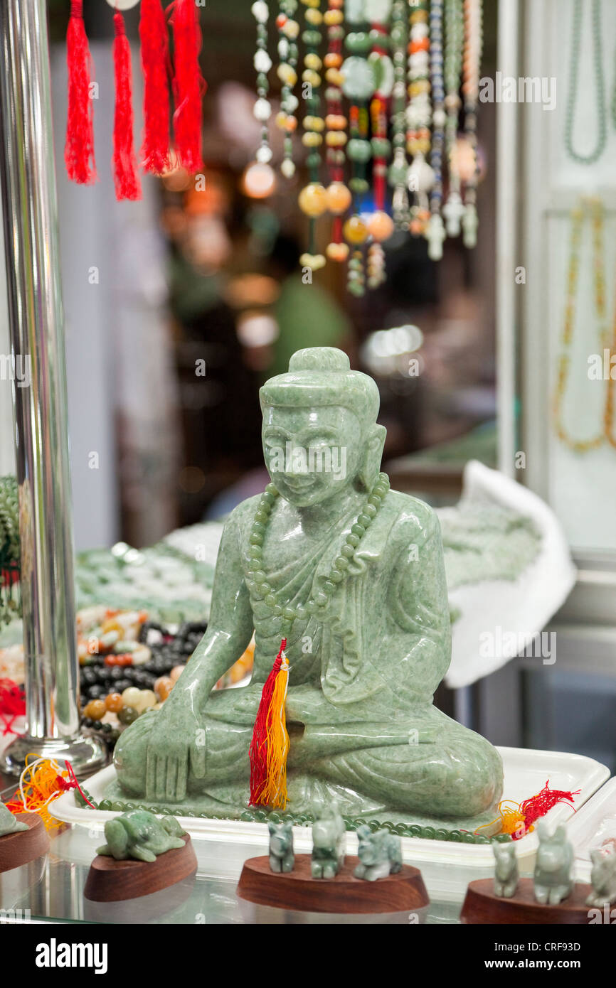 Myanmar Birmania, Yangon. Statua di Buddha scolpita da Giada. Foto Stock