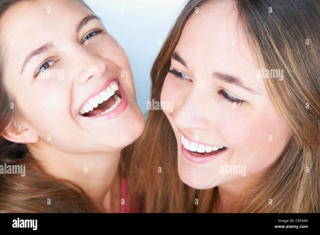 Close up womens volti sorridenti Foto Stock