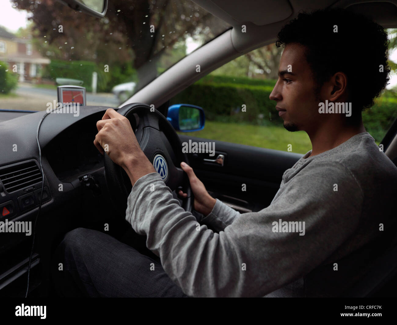 Afro-caraibica uomo alla guida di auto con navigatore satellitare Tom Tom Inghilterra Foto Stock