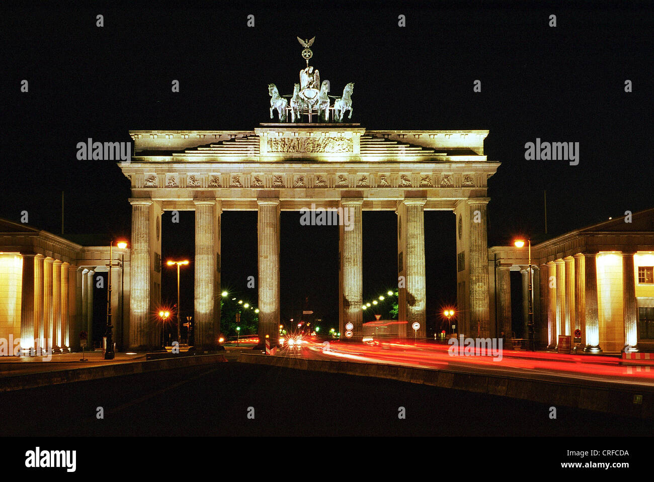 La Porta di Brandeburgo a Berlino la notte, Germania Foto Stock
