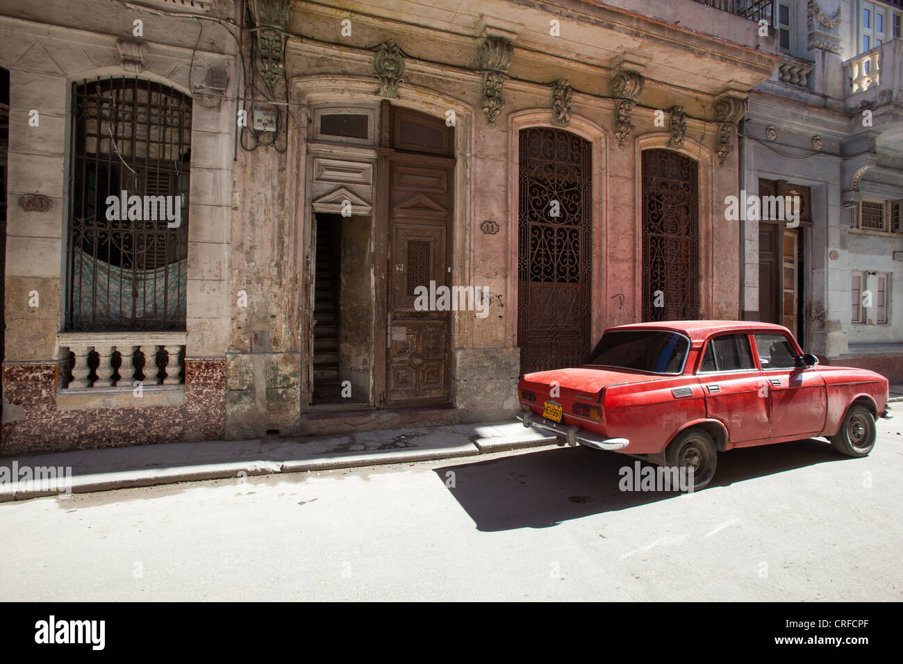 Vecchia auto rossa nella Vecchia Havana, Cuba. Foto Stock