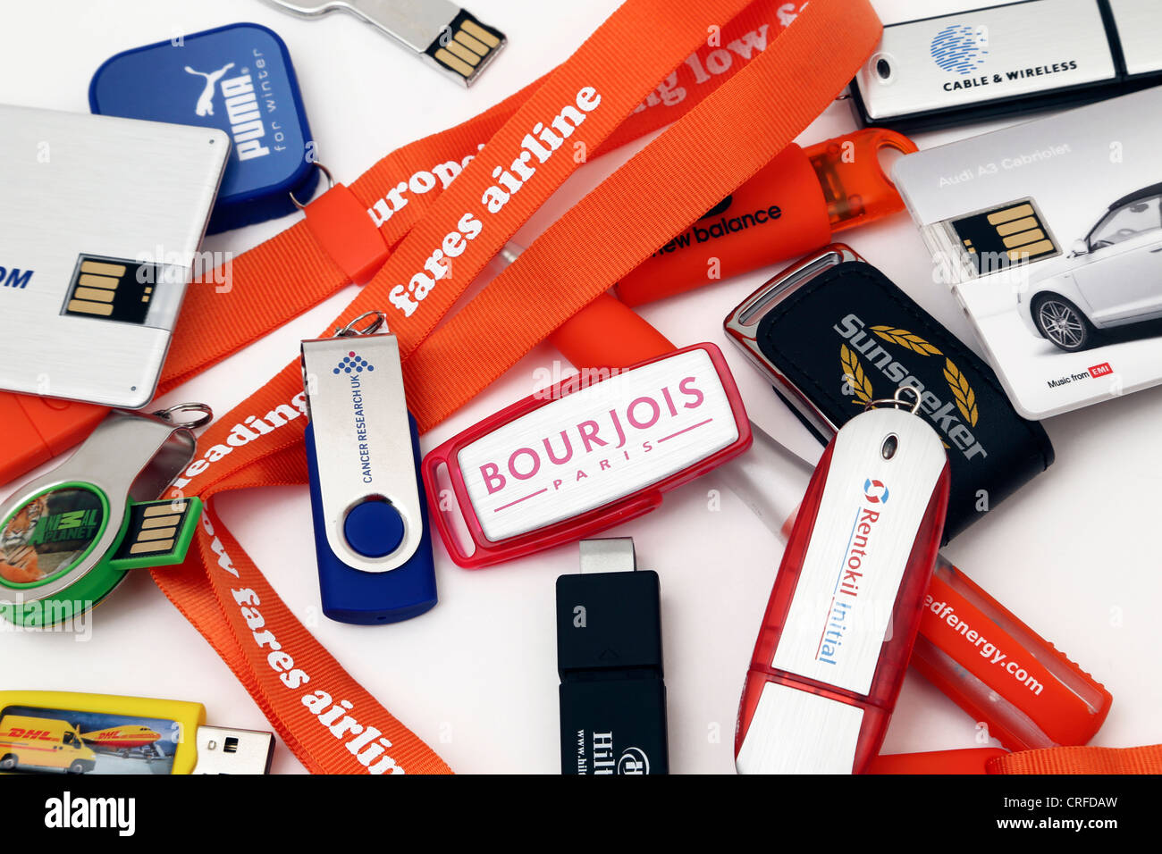 Raccolta di Memory Stick e chiavi USB con loghi promozionali Foto Stock