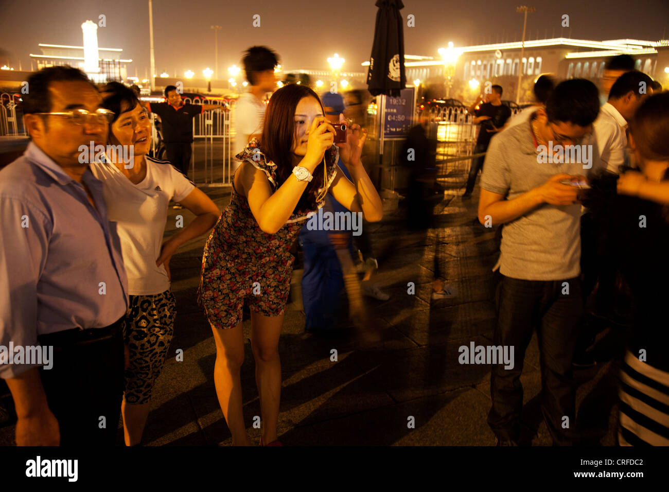 Cinese di turisti domestici hanno le loro foto scattata al di fuori della Città Proibita in piazza Tiananmen, Pechino, Cina. Foto Stock