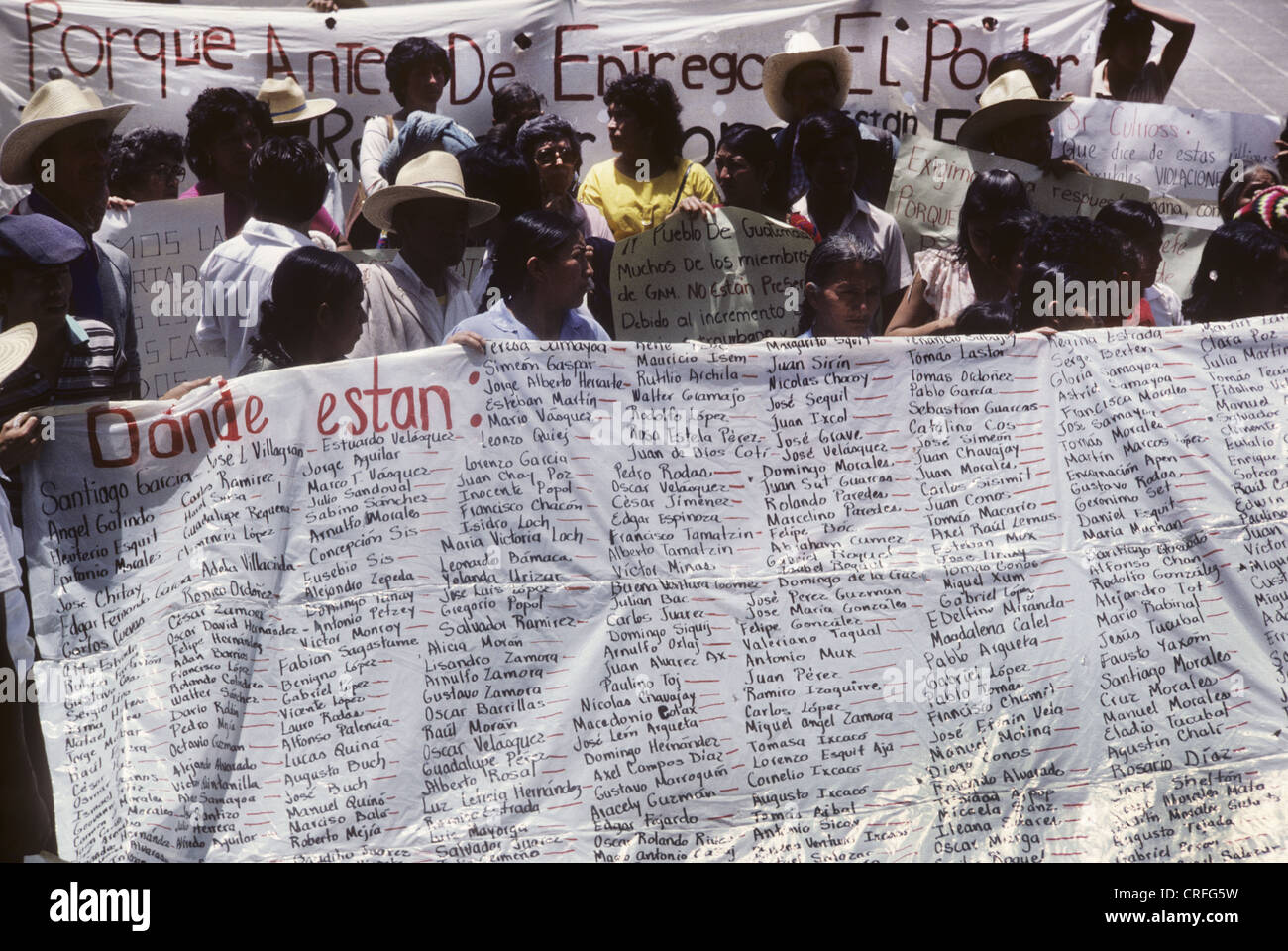 Guatemala 1985. I membri dell'organizzazione per i diritti umani GAM ( Grupo de Apoyo Mutuo) protestando contro le sparizioni Foto Stock