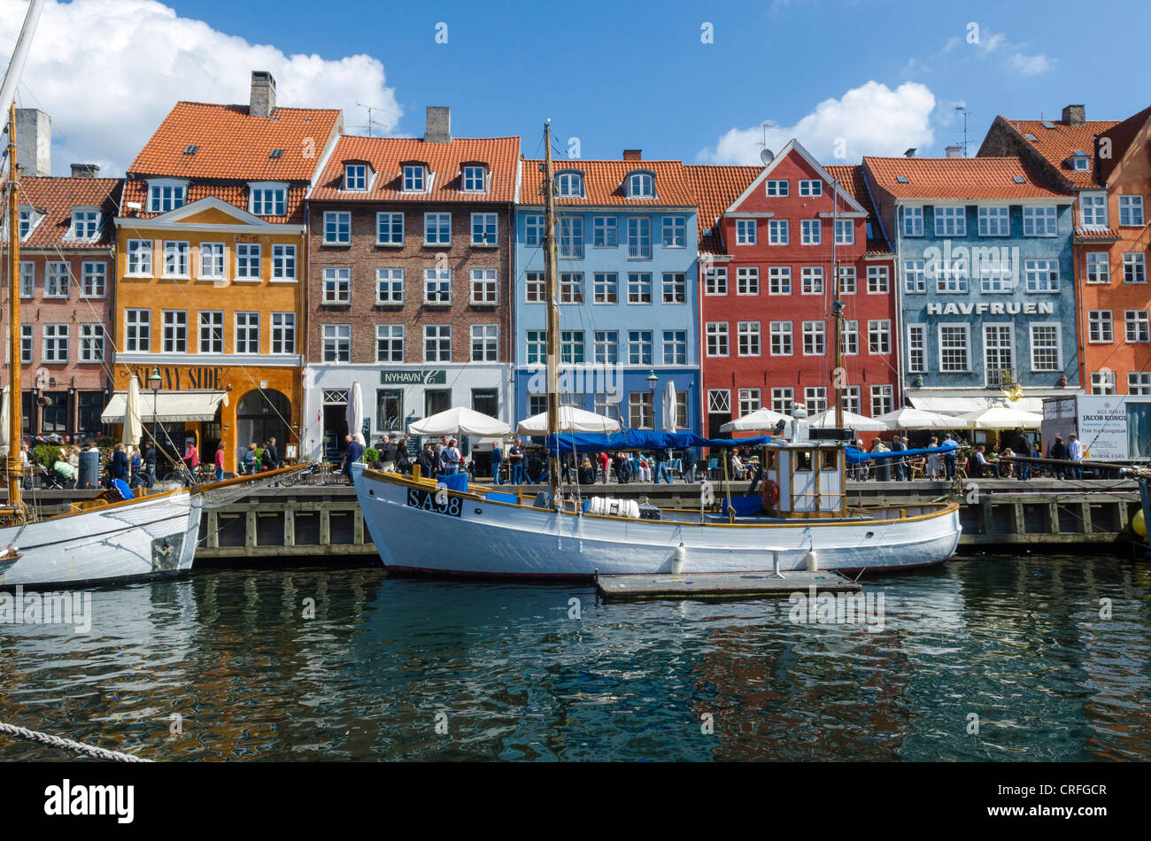 A Nyhavn waterfront con barche, Copenaghen, Danimarca, Europa Foto Stock