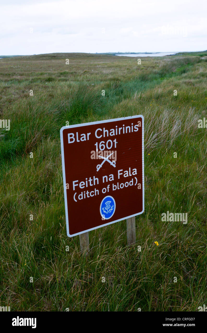 Un segno segna il campo di battaglia della battaglia di Cairinis e il Fosso di sangue sulla delle Ebridi isola di North Uist. Foto Stock
