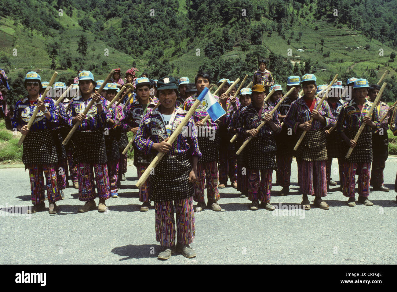 Guatemala 1985. Solola. Gli abitanti dei villaggi locali costretto a servire nella difesa civile patrol Foto Stock