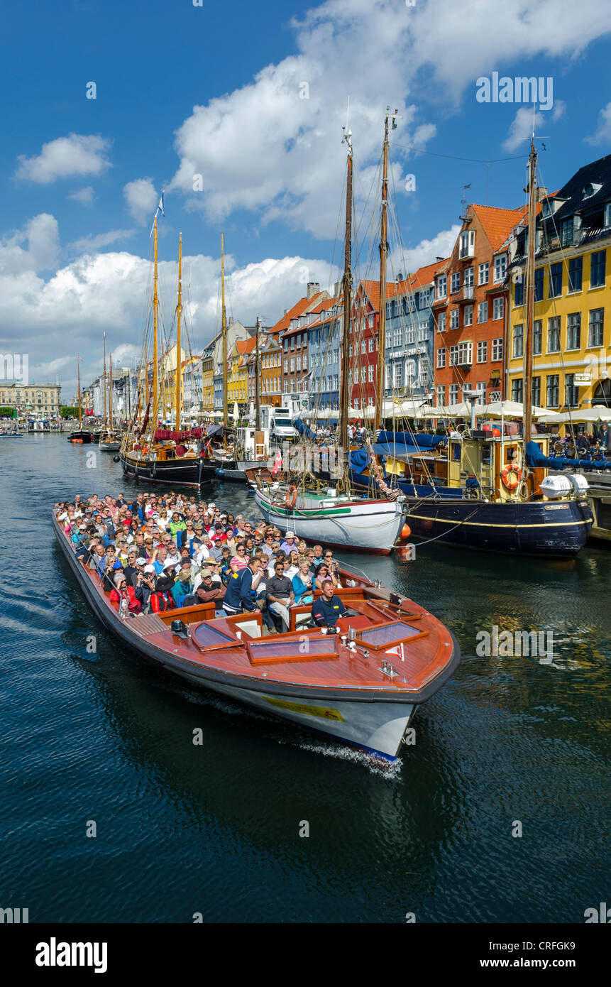 Copenhagen, Danimarca: i turisti in tour in barca nel porto di Nyhavn waterfront Foto Stock