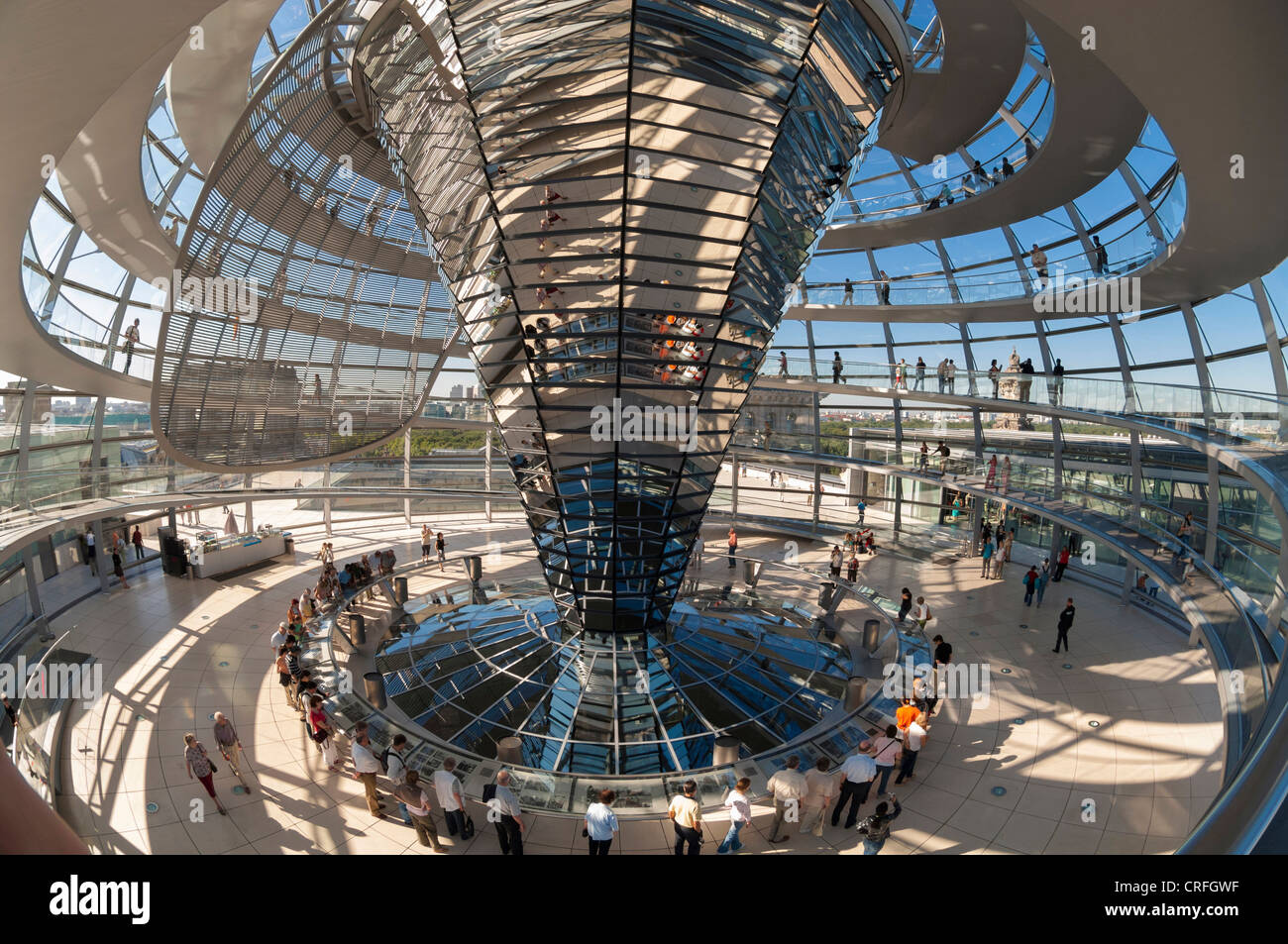 All'interno della cupola del Reichstag a Berlino, Germania Foto Stock