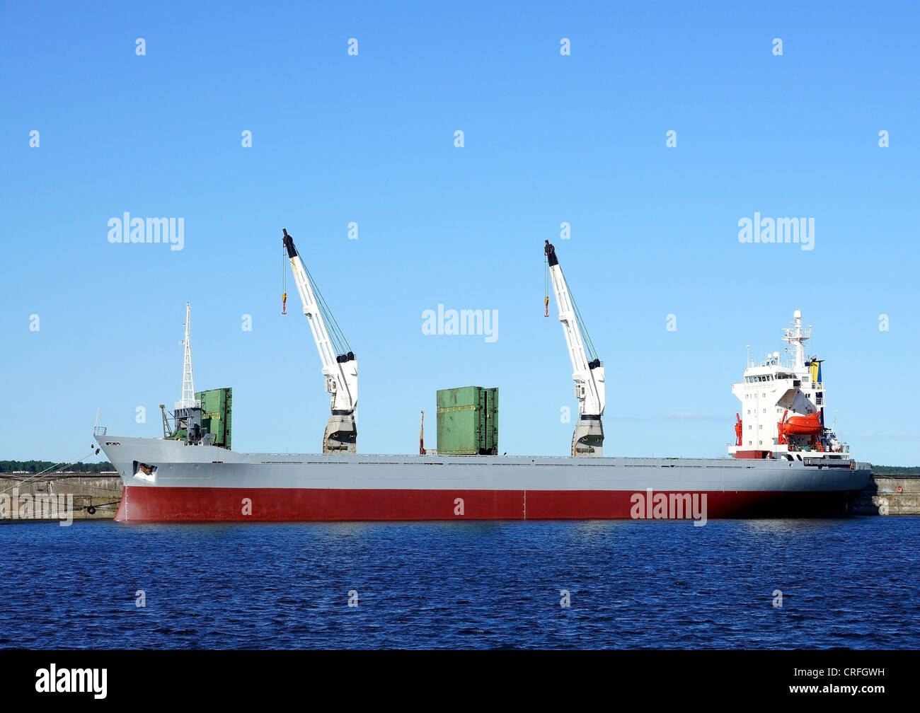 La nave da carico i costi in un ormeggio Foto Stock