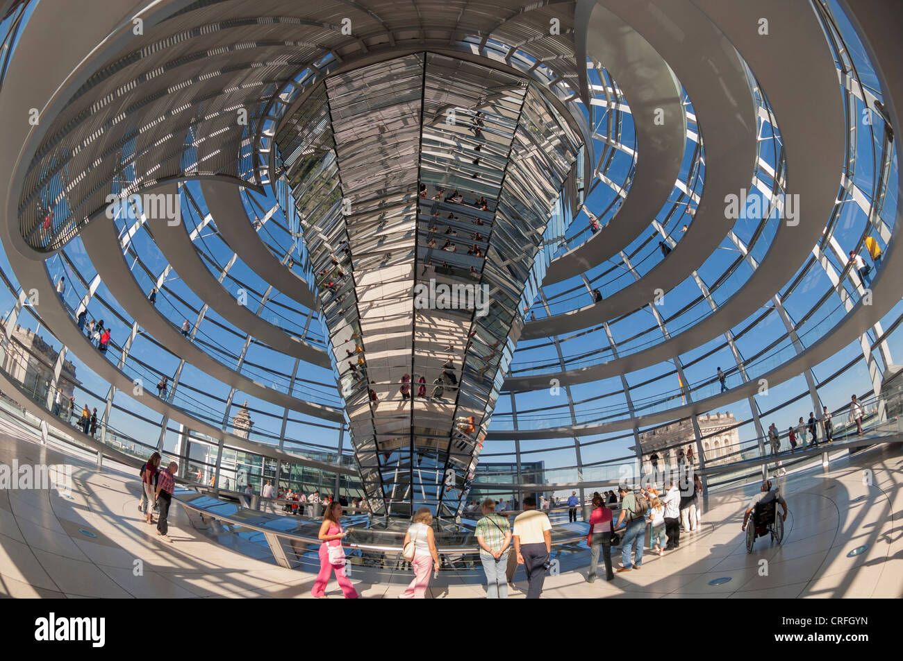 Berlino - il parlamento tedesco edificio a cupola del Reichstag, progettato dall'architetto Norman Foster, Berlino, Germania Foto Stock