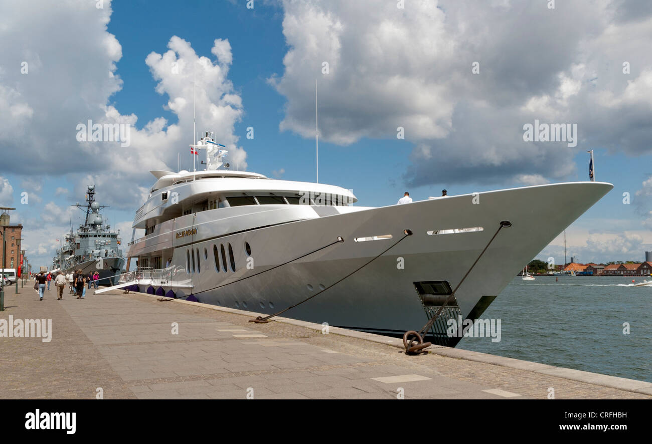 Mega yacht di lusso ormeggiato al porto di Copenhagen, Danimarca, in Europa Foto Stock