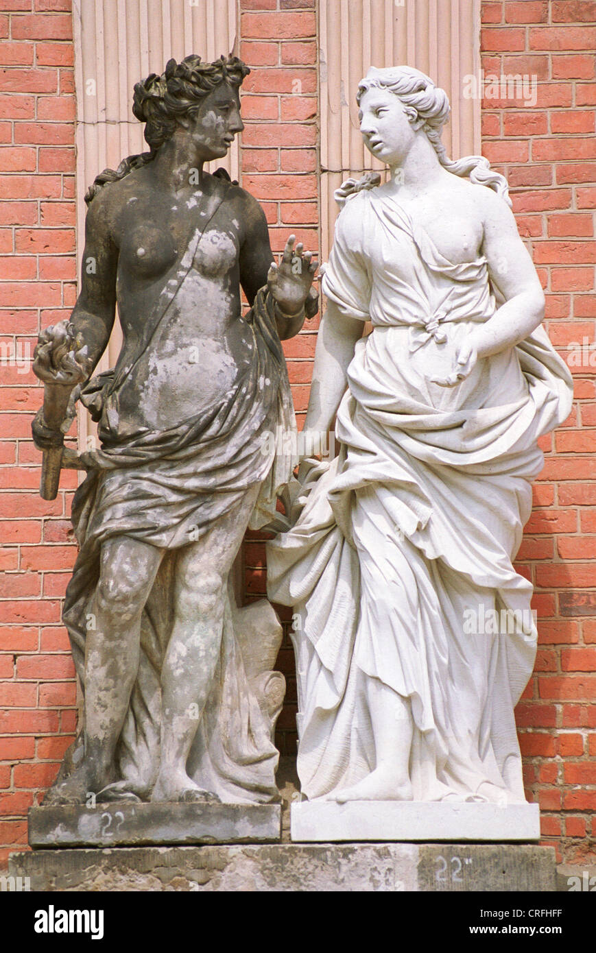 Potsdam, in Germania, una statua restaurata sorge accanto ad una statua antica Foto Stock