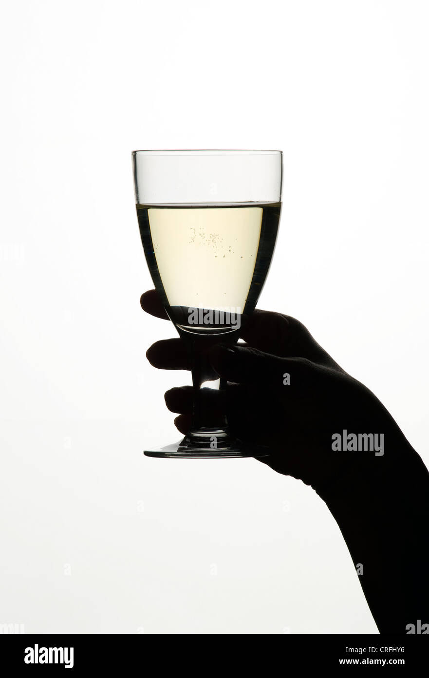 Donna di mano in mano un bicchiere di vino bianco Foto Stock