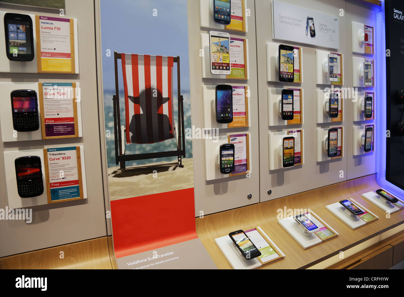 Cellulare visualizzazione in Mobile Phone Shop Surrey in Inghilterra Foto Stock