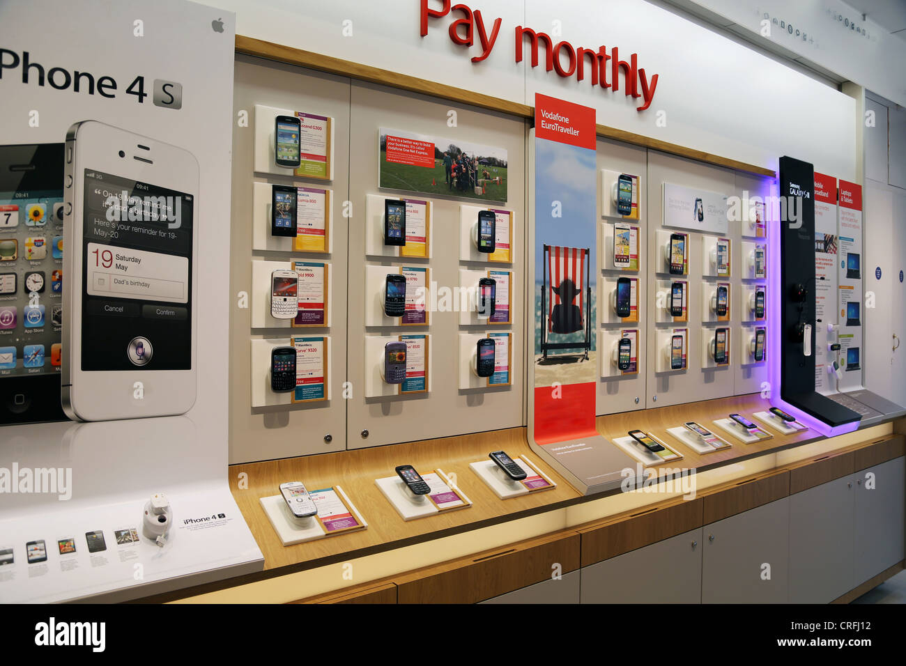 Cellulare visualizzazione in Mobile Phone Shop Surrey in Inghilterra Foto  stock - Alamy