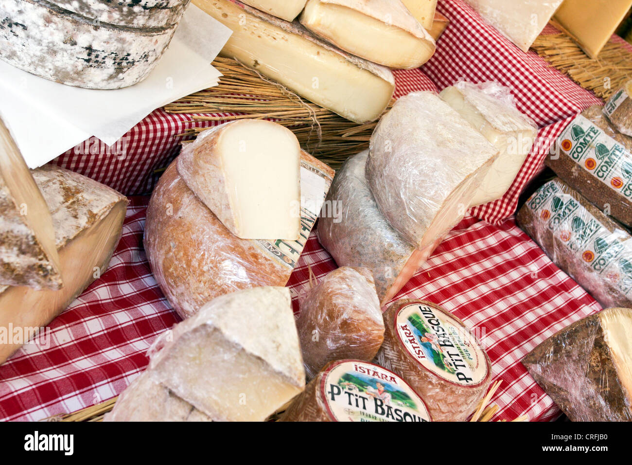 Il francese e lo spagnolo formaggi per la vendita e su visualizzazione temporanea durante il Marylebone Fayre di Londra del 2012. Foto Stock