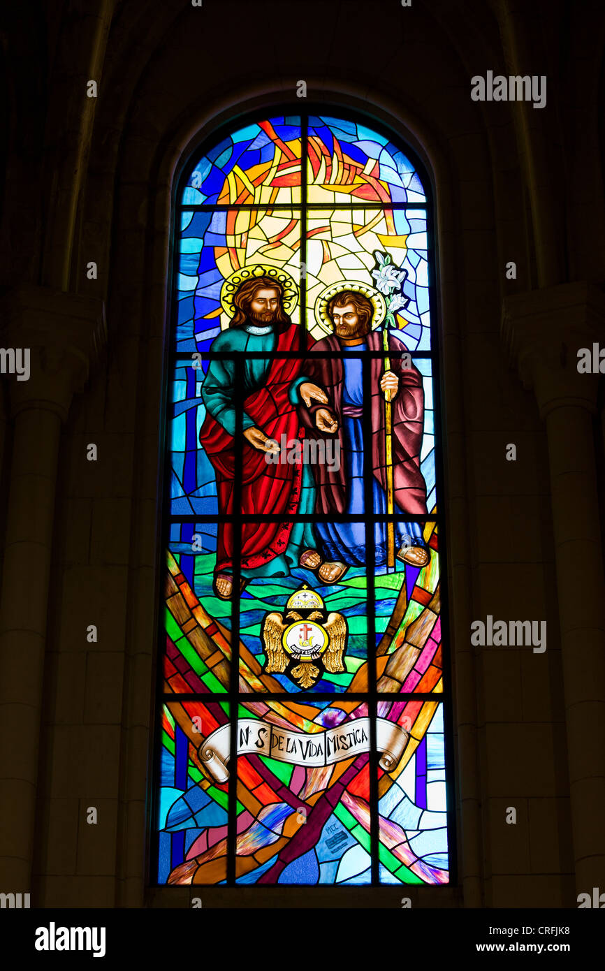 Vetrata di scena religiosa nella cattedrale di Almudena di Madrid in Spagna. Foto Stock