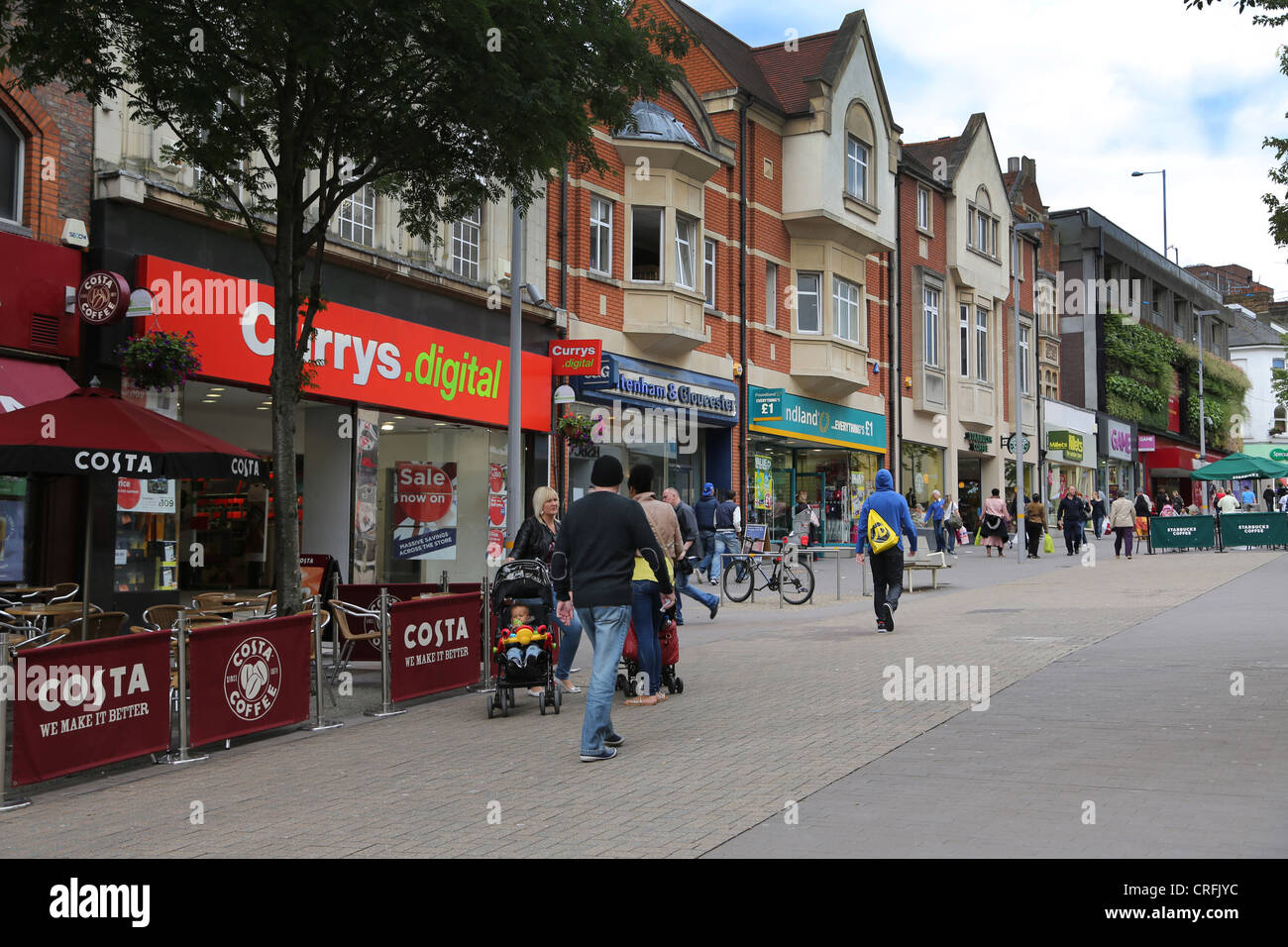 Surrey in Inghilterra Sutton High Street People Shopping Foto Stock