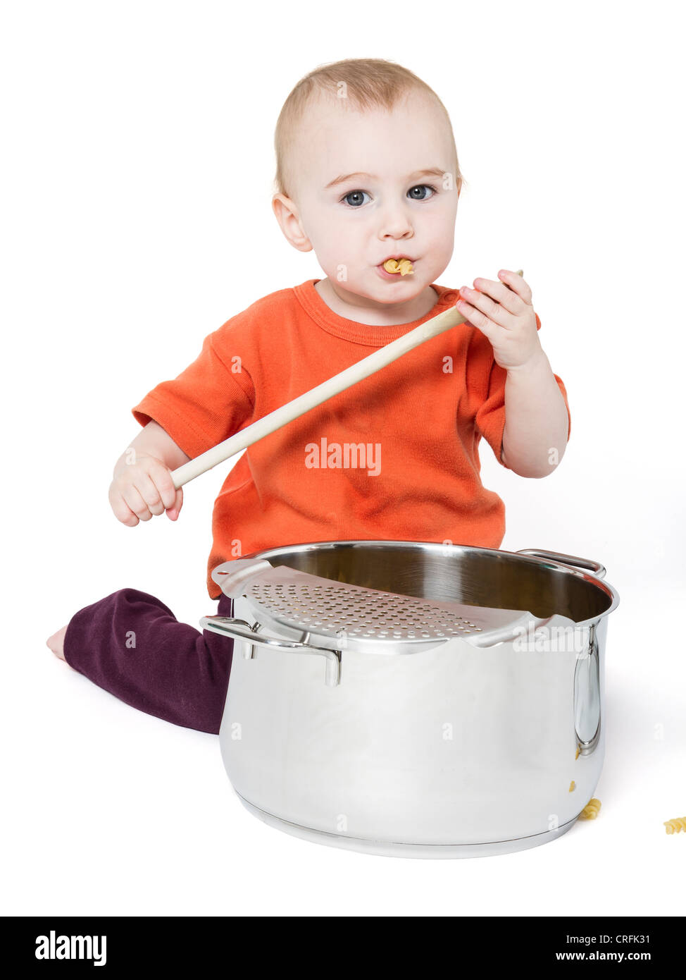 Bambino con grande pentola di cottura isolati su sfondo bianco Foto Stock