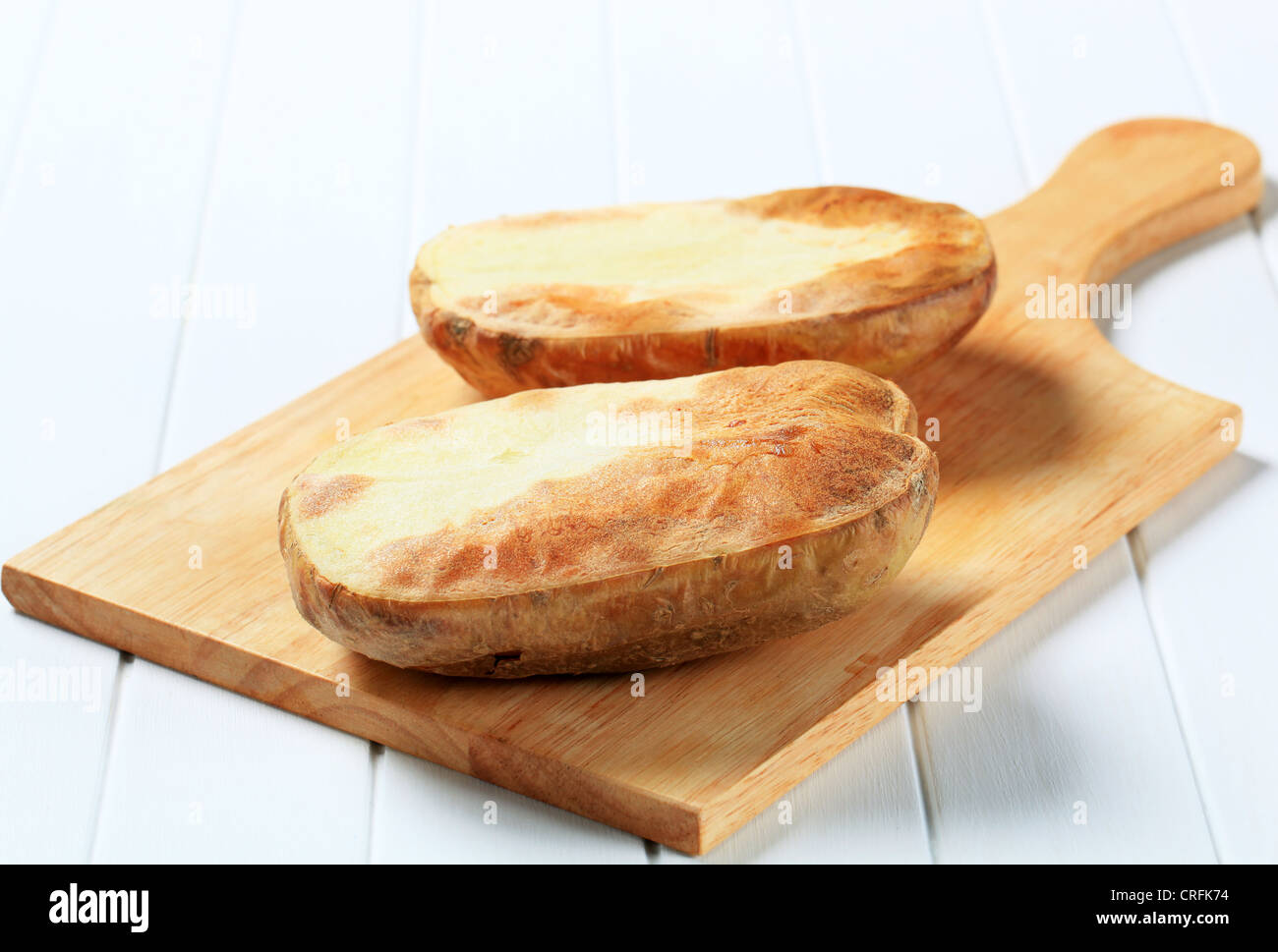 Patate al forno su un tagliere Foto Stock