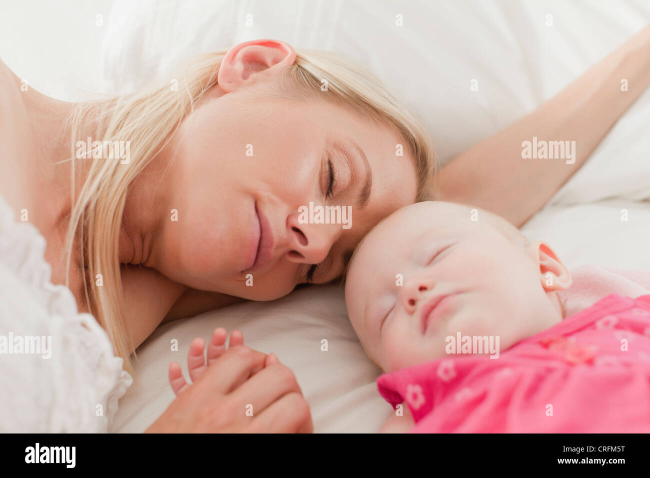 La madre e il bambino che dorme sul letto Foto Stock