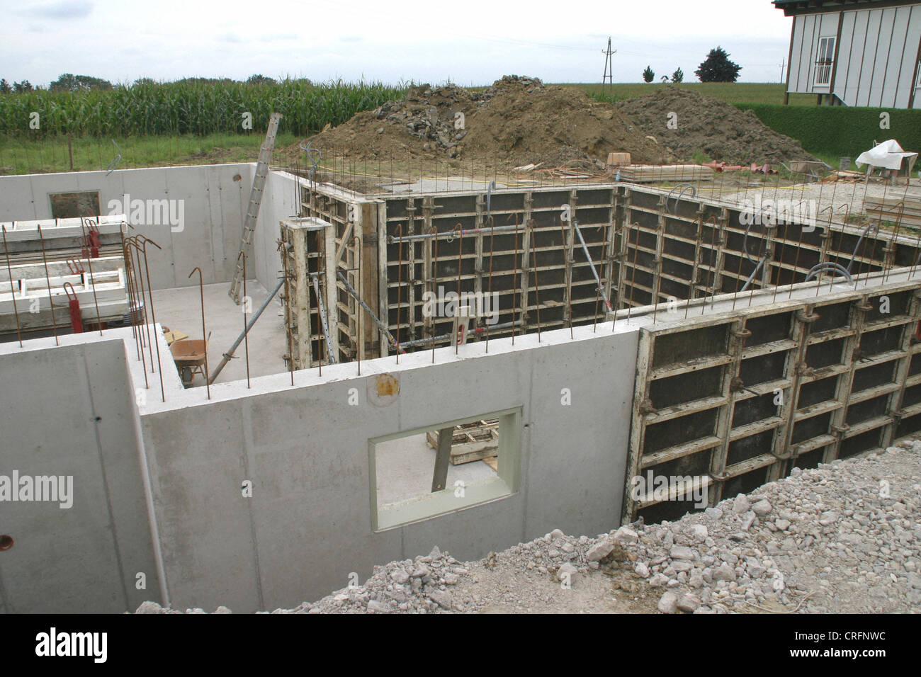 Nella cantina di un edificio di nuova costruzione Foto Stock
