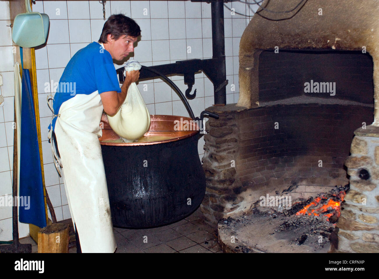 Produzione di formaggio artigianale: decantazione della cagliata, Svizzera Vallese, Taeschalp, Zermatt Foto Stock