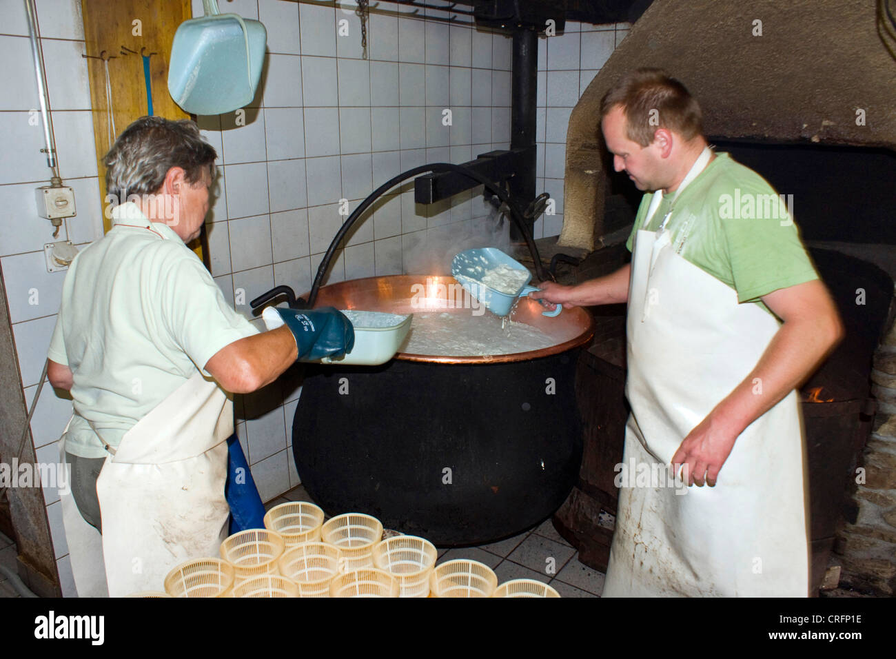 Formaggio tradizionale produzione: riempimento di forme con una speciale formaggio di siero di latte, chiamato Ziegerkaese o ricotta, Svizzera Vallese, Taeschalp, Zermatt Foto Stock