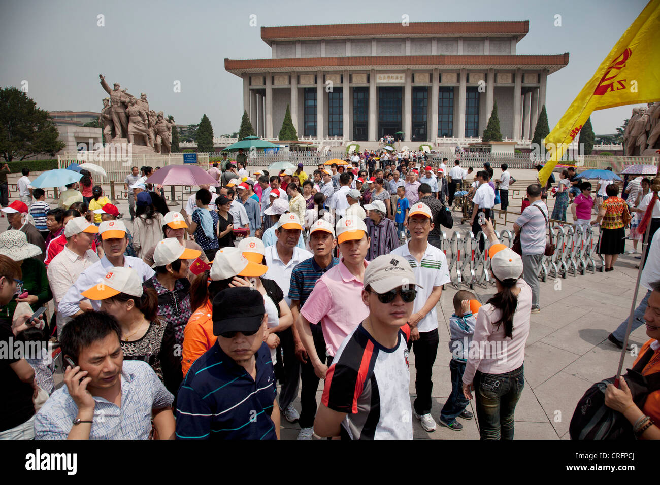 La folla di turisti cinesi si raccolgono al di fuori del Presidente Mao Memorial Hall in piazza Tiananmen, Pechino, Cina. Foto Stock