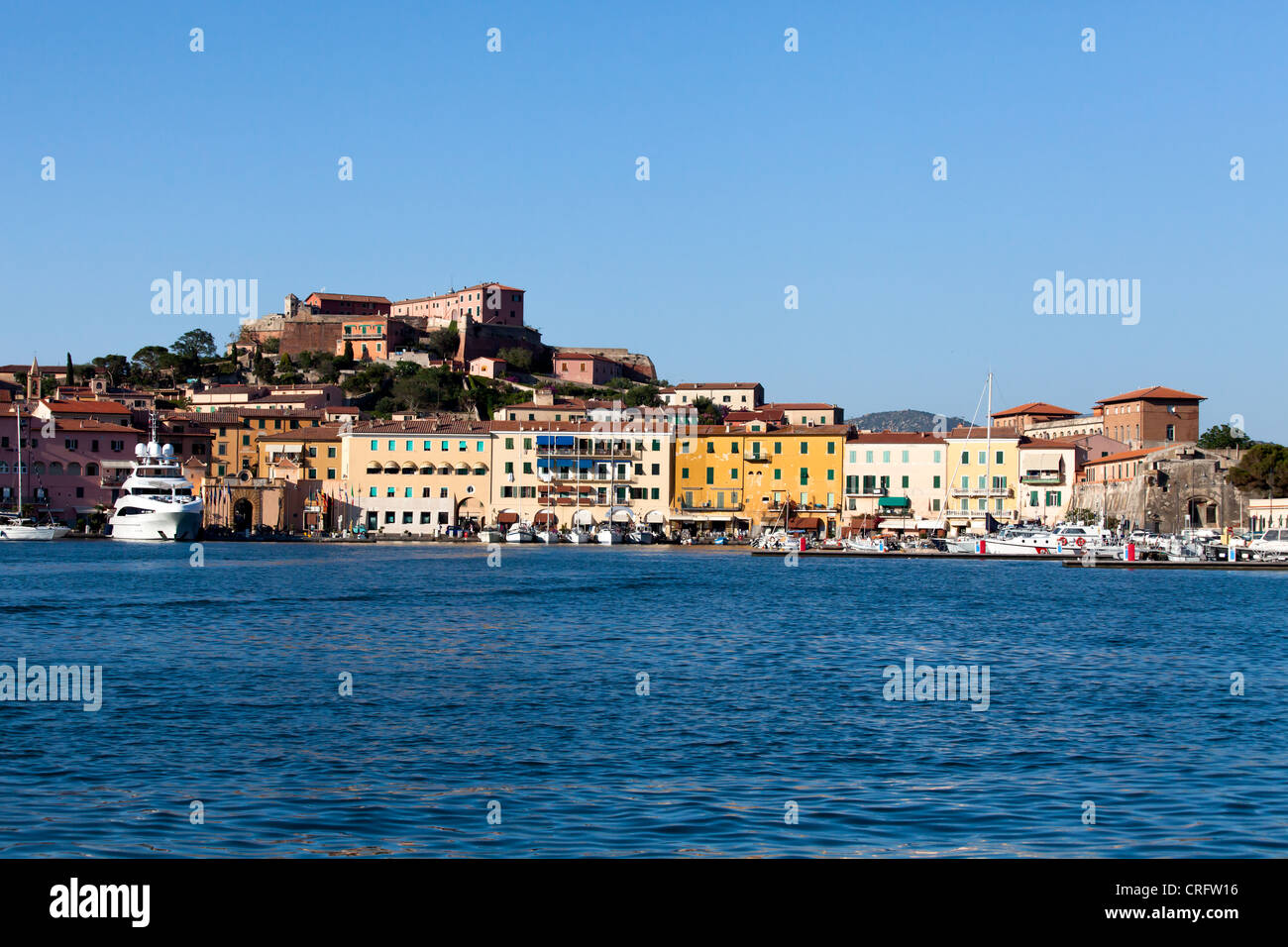 Bella e soleggiata vista della Marina di Portoferraio, Isola d'Elba, Italia. Foto Stock