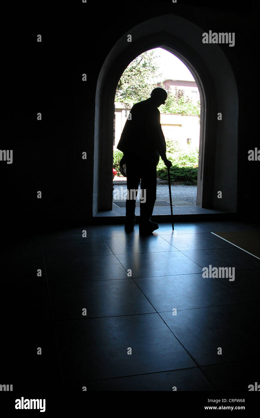 Silhouette di un uomo vecchio con la canna da zucchero Foto Stock