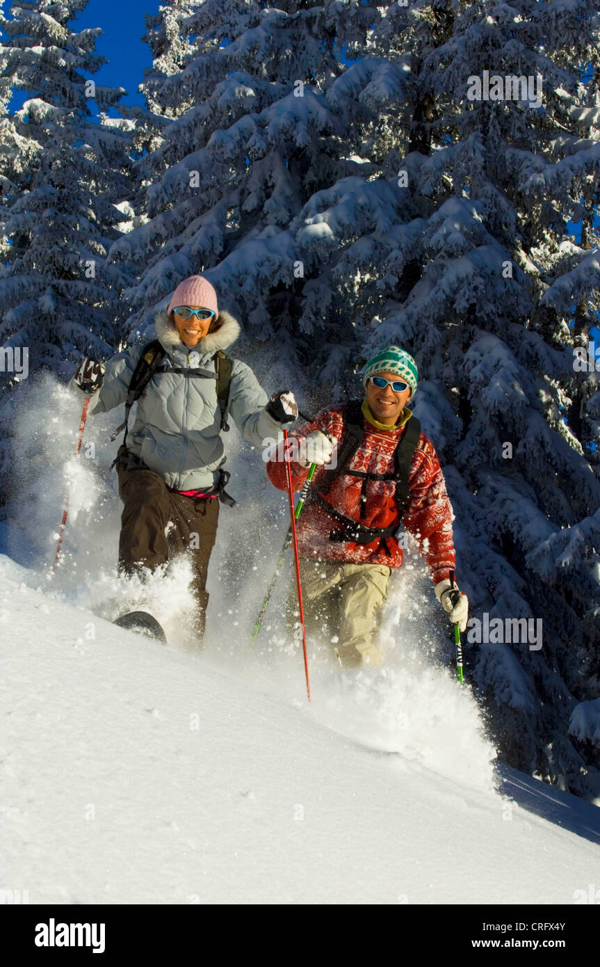 Giovane su una neve scarpa escursione a La Rosiere ski resort, Nord alpi, Francia, Alpi Foto Stock
