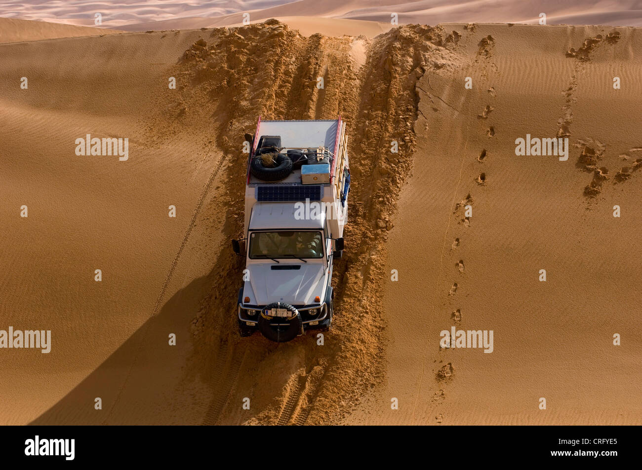 Quattro a quattro attraversando una duna nel deserto, Libia, Sahara Foto Stock