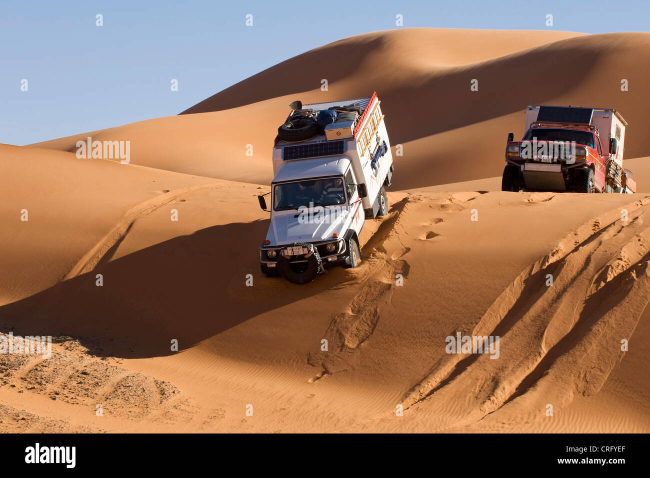 Quattro a quattro attraversando dune nel deserto, Libia, Sahara Foto Stock