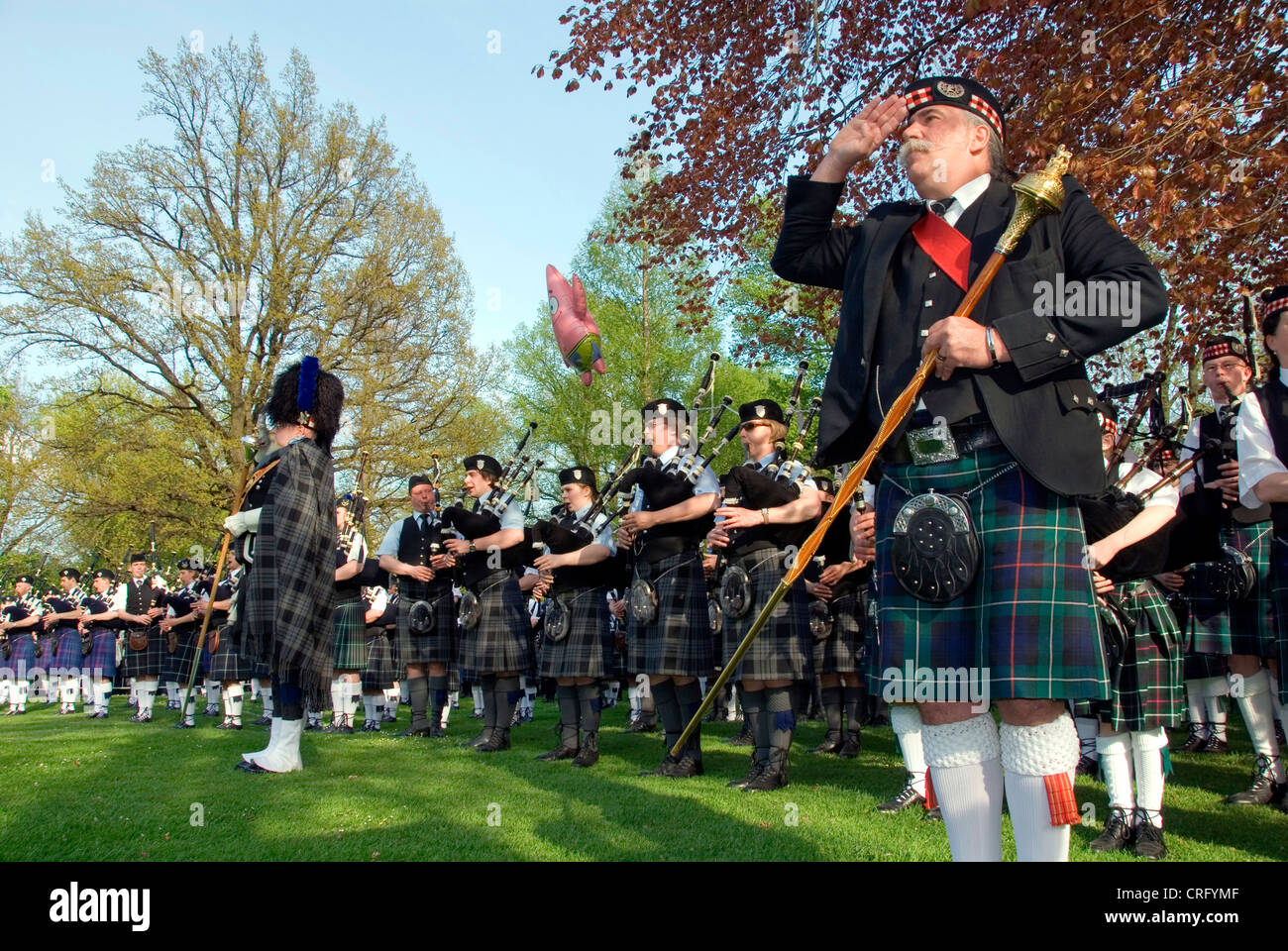 Pipe Band in un parco, Germania, Bassa Sassonia, Peine Foto Stock