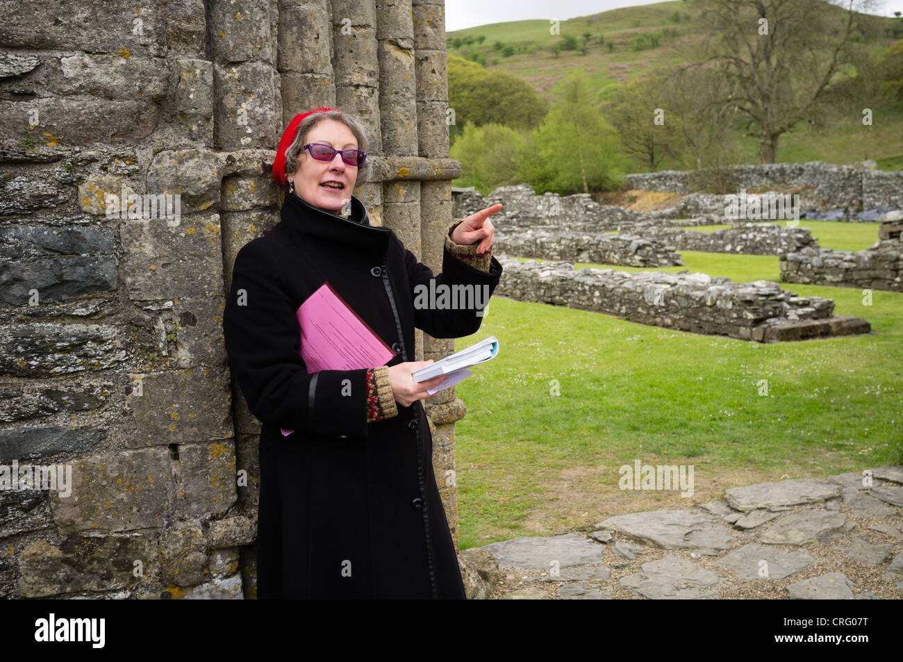 Lingua gallese poeta GWYNETH LEWIS leggendo le sue poesie a strati di rovine della Florida, il Galles Ceredigion REGNO UNITO Foto Stock