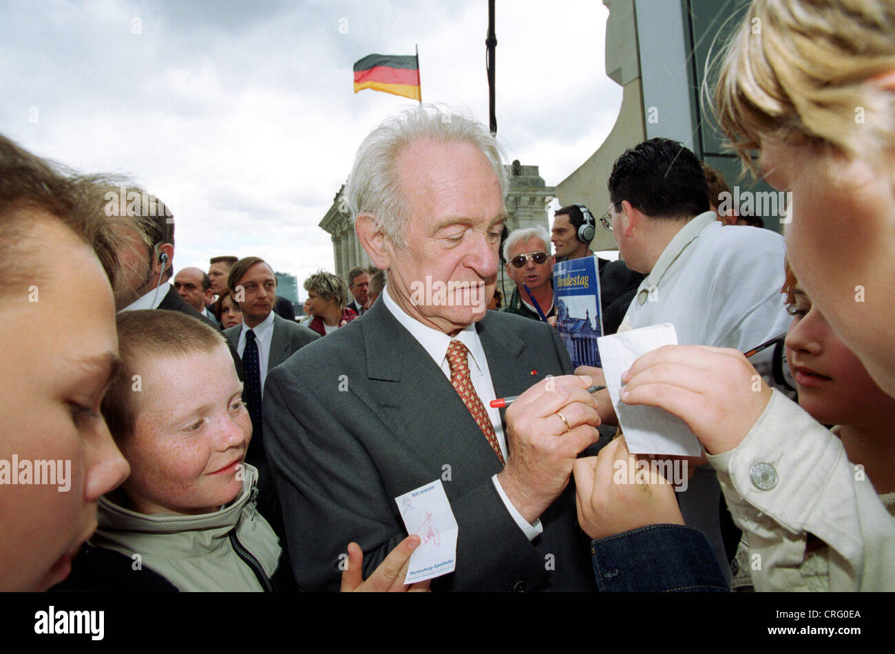 Berlino, Germania, Presidente federale Johannes Rau con i giovani elettori Foto Stock