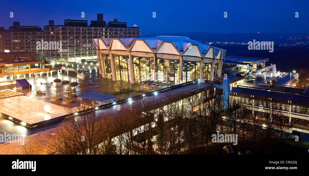 La Ruhr University di Bochum con aula Magna, Audimax in Twilight, in Germania, in Renania settentrionale-Vestfalia, la zona della Ruhr, Bochum Foto Stock