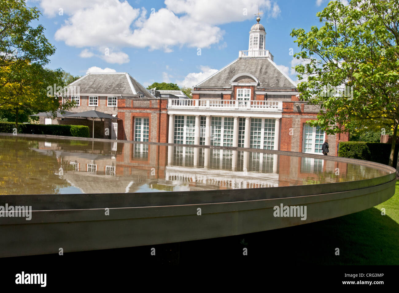 La Serpentine Gallery e il Pavilion 2012, da Herzog & de Meuron e ai Weiwei. La riflessione della galleria del padiglione tetto. Foto Stock